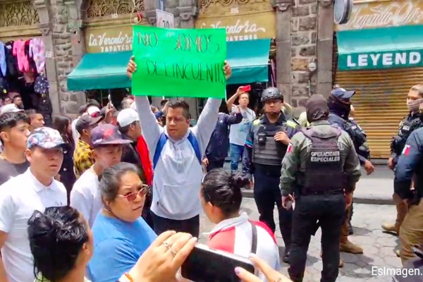 Ambulantes protestan en el Centro Histórico para exigir que los dejen trabajar, no somos delincuentes, gritan