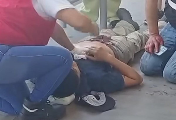 Apuñalan a dos hombres en el estacionamiento del centro comercial Cruz del Sur