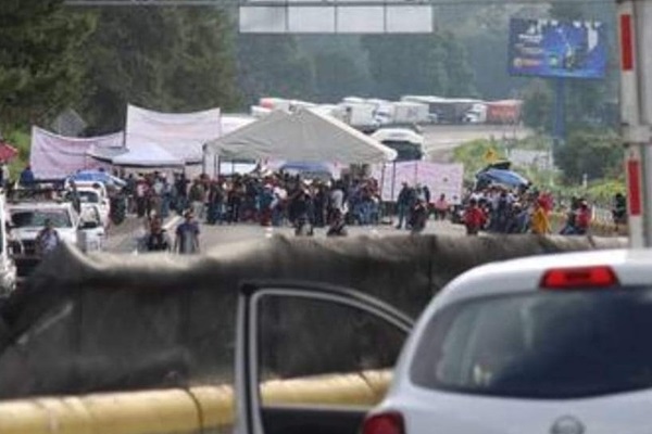 Bloqueos carreteros son un tema del gobierno federal, advierte el titular de Segob Puebla, Javier Aquino