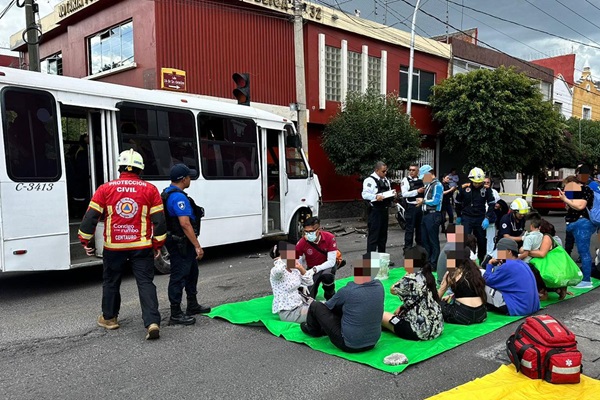 Choque entre patrulla y unidad de Ruta 4 deja 10 personas lesionadas en el barrio del Carmen