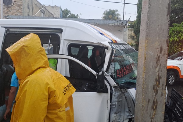 Cinco lesionados deja choque frontal de Ruta Azteca contra poste en Agrícola Resurgimiento