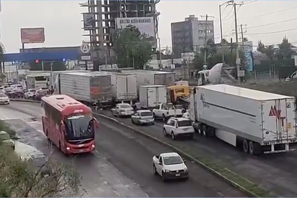 Colapsan las autopistas México-Tuxpan, Atlixcáyotl y Siglo XXI ante bloqueo vial