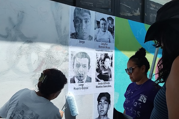 Con mural y fotografías, visibilizan 136 casos de desaparición en Puebla