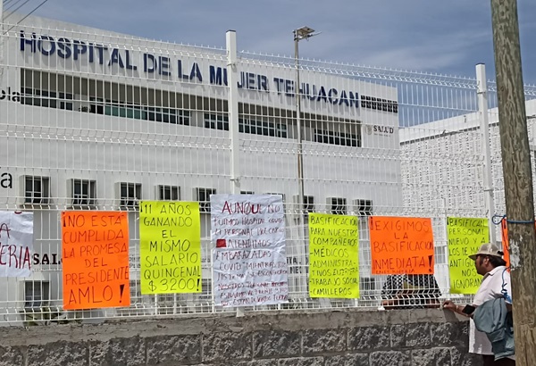 Enfermeros veteranos se manifiestan en Hospitales de Tehuacán por ser excluidos de la basificación