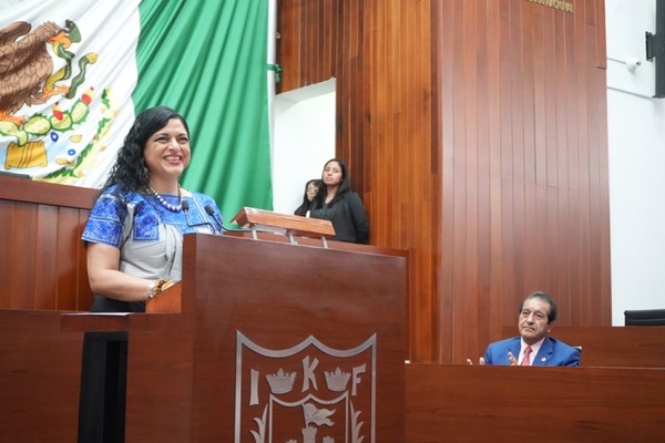 Entrega Congreso de Tlaxcala reconocimiento a Alejandra Frausto Guerrero