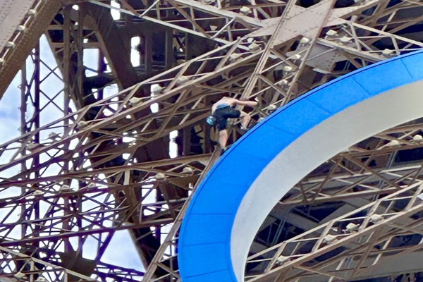 Hombre Araña” en la Torre Eiffel desencadena una evacuación horas antes del  cierre de los Juegos Olímpicos - Urbano