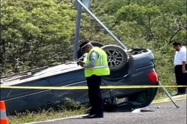 Hombre muere tras volcar su auto en la carretera Tehuacán-Huajuapan