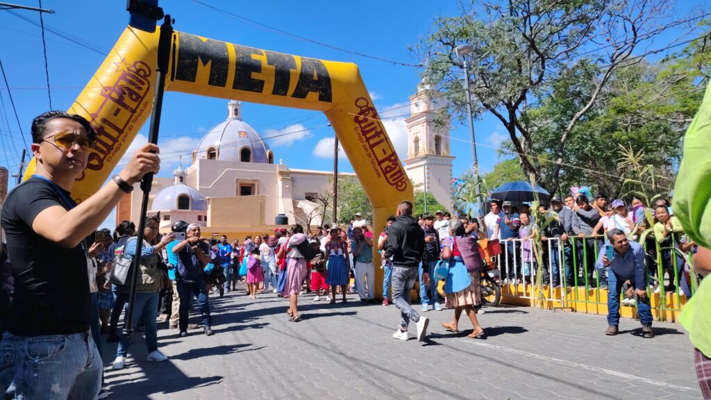 Más de 300 Coapeñitas participan en "La Carrera de la Tortilla" en Tehuacán