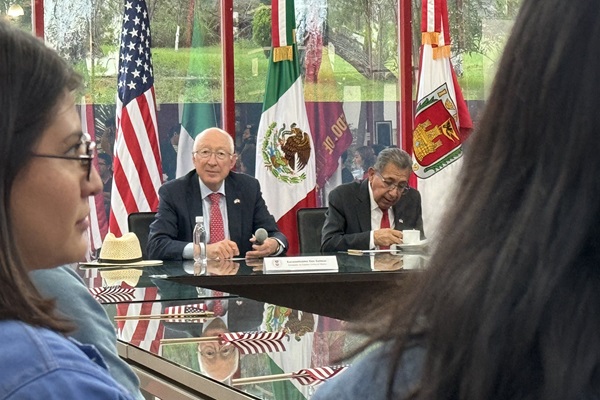 Ken Salazar le contesta a AMLO y asegura que la embajada de EU trabaja “el máximo respeto a la soberanía de México”