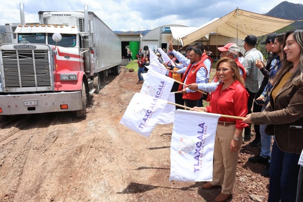 Lorena Cuéllar abandera producción de jitomate tlaxcalteca para Walmart