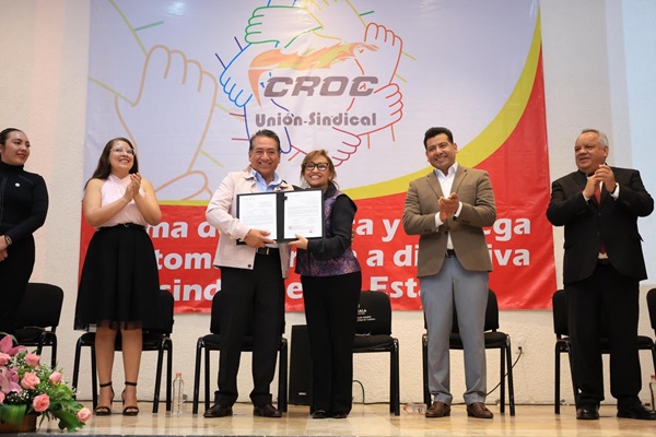 Lorena Cuéllar asiste a toma de protesta de la directiva de la CROC