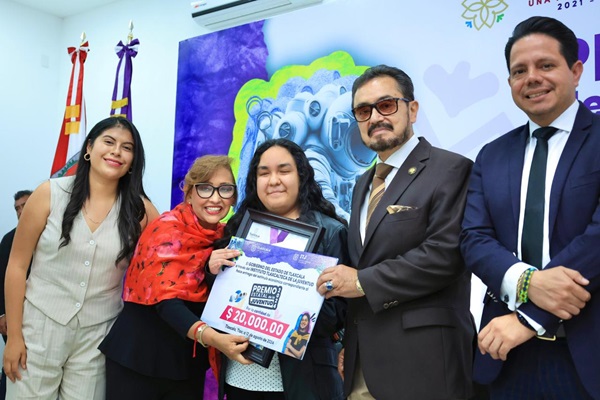 Lorena Cuéllar entrega el premio estatal de la juventud 2024