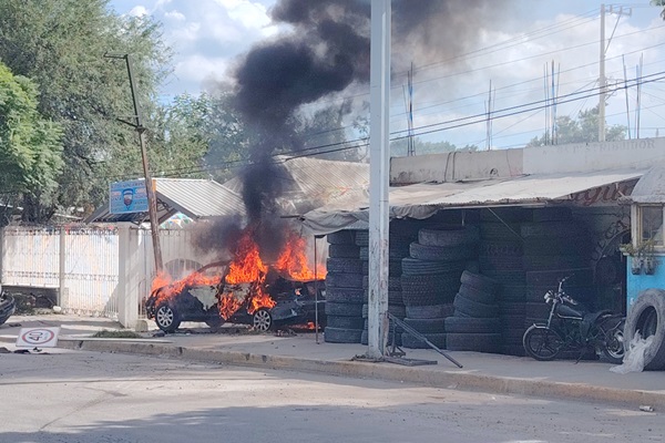 Manifestantes destruyen negocio de autos en Tehuacán; aseguran que fueron defraudados