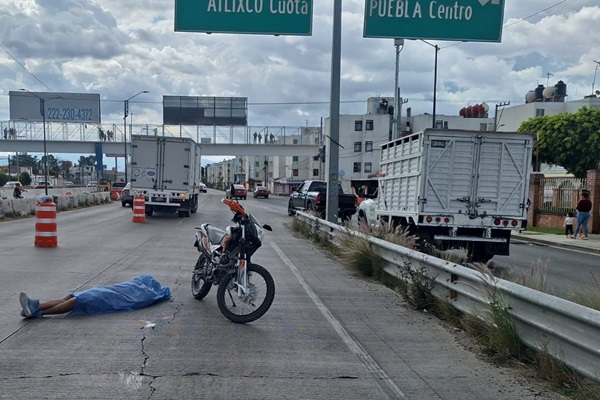 Motociclista derrapa, lo atropella un camión y muere en el Periférico