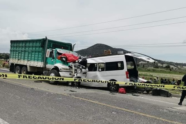 Nueve muertos y 12 heridos, de los cuales 7 son menores, deja choque en carretera San Luis Atexcac a Guadalupe Victoria