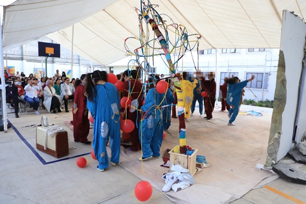 Reclusas del Cereso de Apizaco escenifican la obra de  “Esperando, Esperanza y Regreso GODOT”