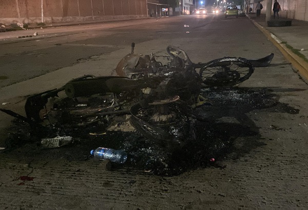 Tres policías heridos y una moto patrulla incendiada por enfrentamiento con UPVA 28 de Octubre en el Mercado Hidalgo