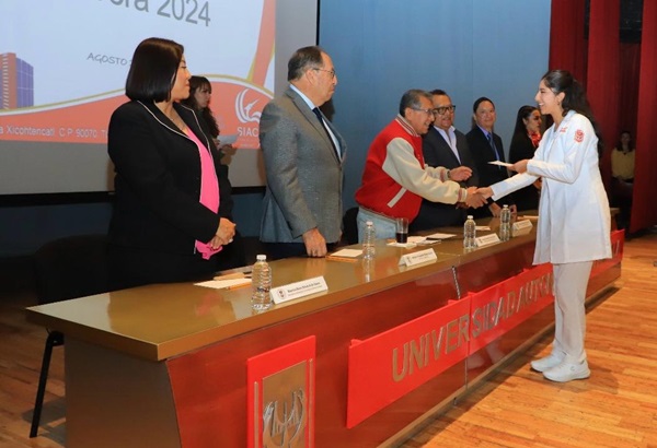 UATx Entregan becas institucionales primavera 2024