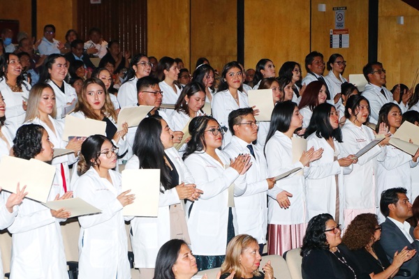 UATx Se gradúan 80 estudiantes de Química Clínica