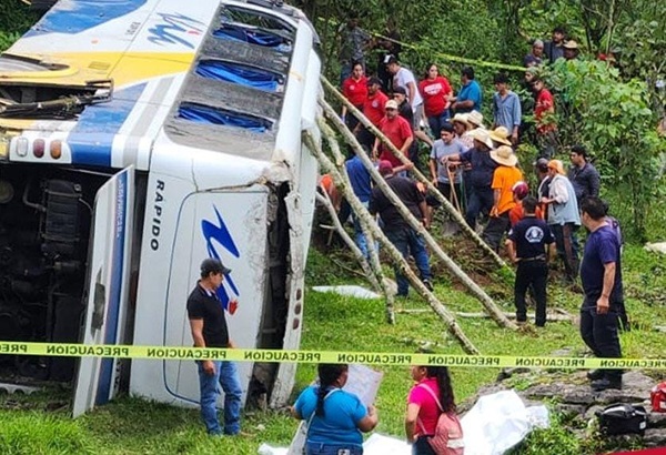 Un muerto y 9 pasajeros heridos deja volcadura de autobús en carretera La Unión-Equimita