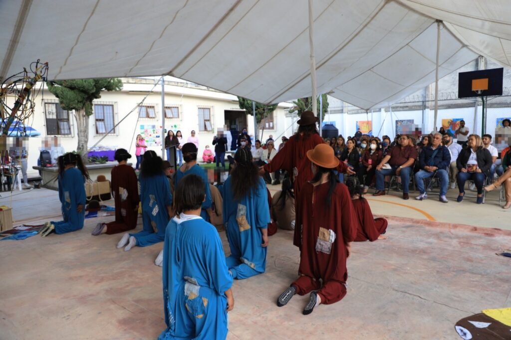 Reclusas del Cereso de Apizaco escenifican la obra de  “Esperando, Esperanza y Regreso GODOT”