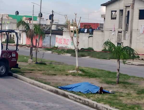 Hombre amanece muerto en un camellón de Casa Blanca, en el municipio de Amozoc