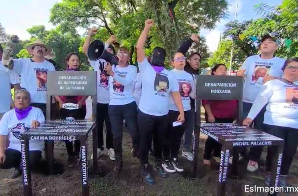 Familiares de víctimas crean la Red de Búsqueda de Personas Desaparecidas y colocan antimonumentos frente a FGE Puebla