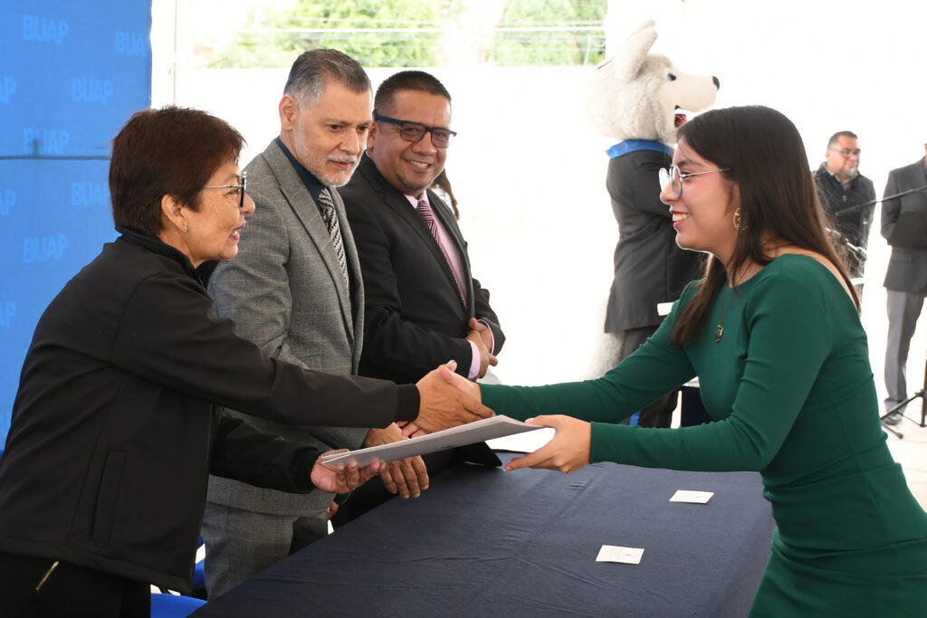 BUAP | Entrega Rectora Lilia Cedillo el Diploma BI a 102 egresados del Bachillerato Internacional 5 de Mayo