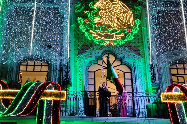 Abuchean a Pedro Tepole en su último Grito de Independencia como alcalde de Tehuacán