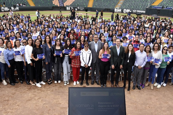 BUAP | Universitarias reciben reconocimientos de la beca Women In by Emtech