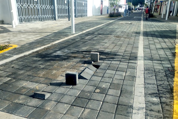 Calle peatonal de Barrio de Santiago recién inaugurada, con desprendimiento de adoquines