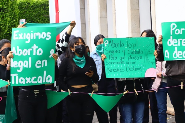 Colectivo coloca pañuelos verdes y mensajes a favor de aborto en el Congreso de Tlaxcala