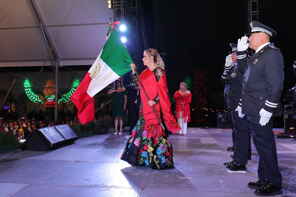 Encabeza Paola Angon su último Grito de Independencia en San Pedro Cholula