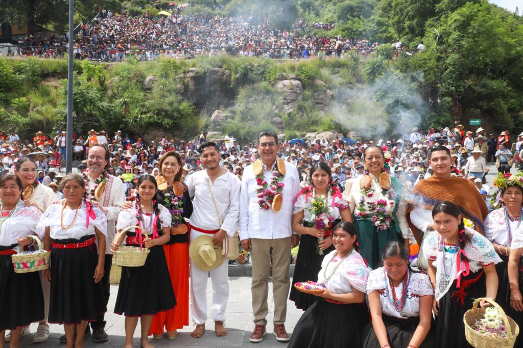 Asiste Sergio Salomón a Festival Huey Atlixcáyotl