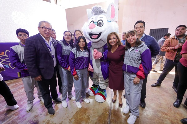 Gobernadora de Tlaxcala entrega apoyos del programa Uniformes Escolares Gratuitos