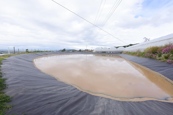 Gobierno de Tlaxcala inaugura  jagüey, entrega 21 mdp en maquinaria y cartas de autorización en Tlaxco