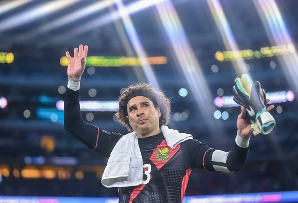 Guillermo Ochoa podría irse con el AVS SAD de Portugal