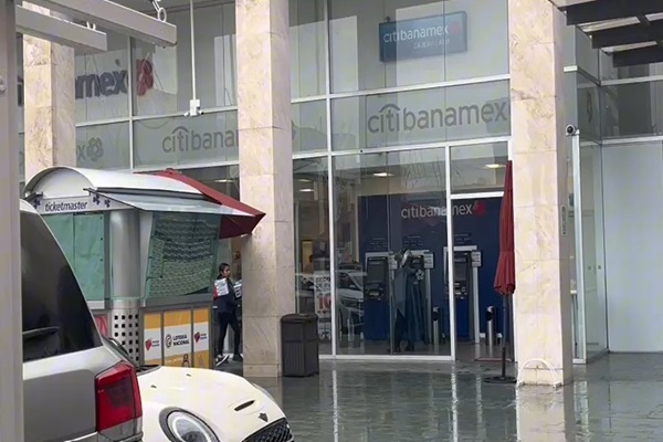 Hombre armado ingresa a Citibanamex Plaza Mazarik y roba 77 mil pesos a cuentahabiente