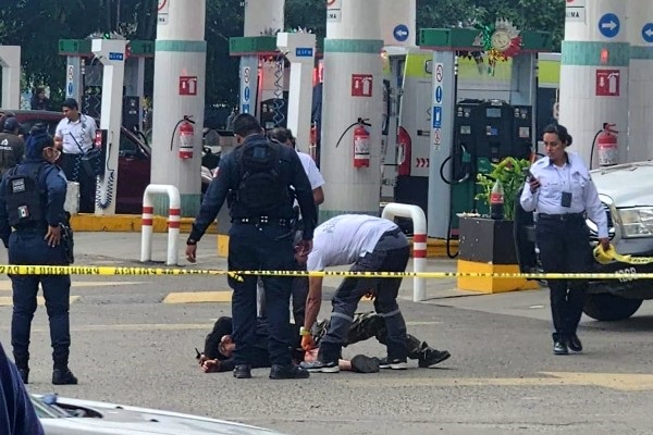 Hombre dispara contra mujer en gasolinera frente a policías en Puebla; ella está grave 