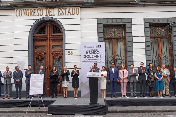 IEE coloca bando solemne en los poderes del estado y Ayuntamiento de Puebla