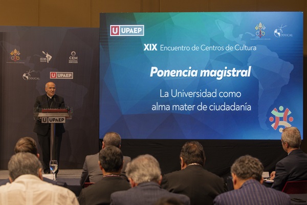 La universidad es un “faro de luz”, ante un mundo lleno de transformaciones