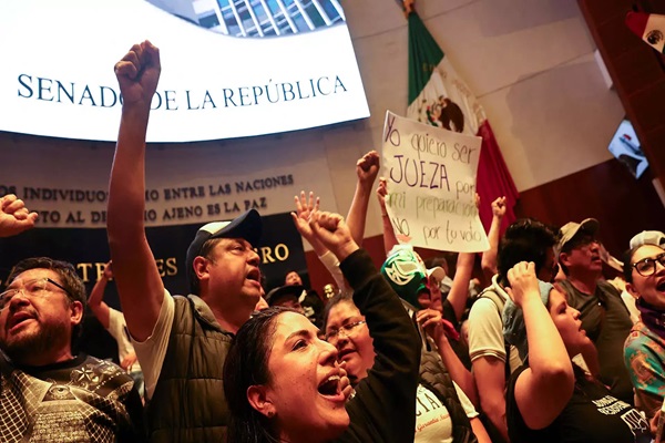 Manifestantes irrumpen en el Senado de la República; suspenden debate