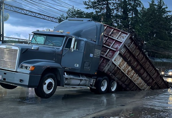 Se abre socavón en Parque Industrial Chachapa y se traga un tráiler