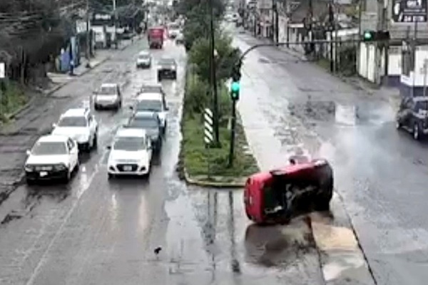 Un automovilista cae en zanja inundada de Agua de Puebla y vuelca en avenida 24 sur