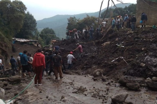 Van ocho desparecidos por el desgajamiento del cerro Jilotzingo, en el Estado de México