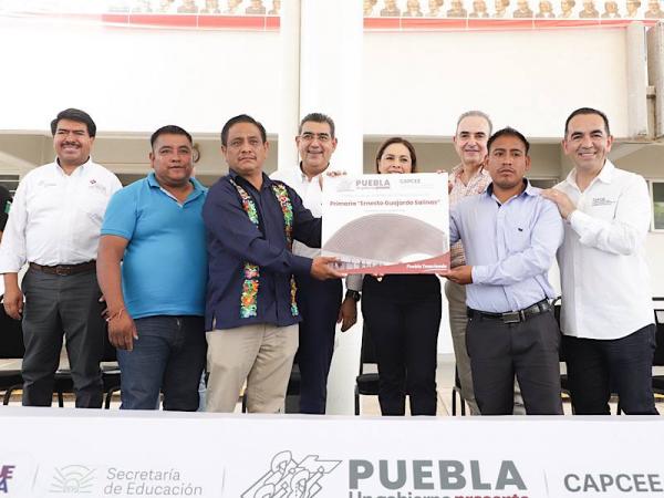 En Ajalpan, Sergio Salomón inaugura techados de plazas cívicas en instituciones educativas