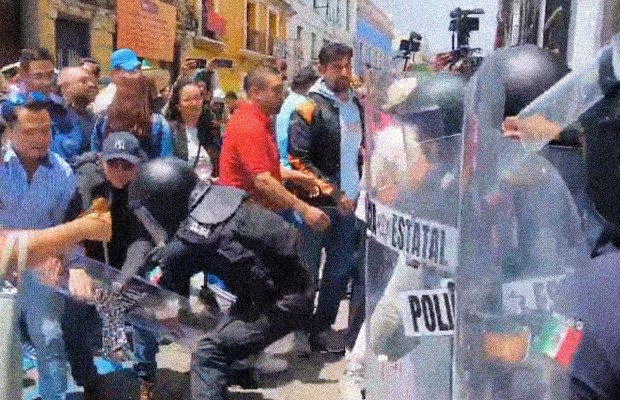 Chocan policías y opositores a reforma del Poder Judicial frente al Congreso de Puebla; diputados aprueban dictamen en comisiones