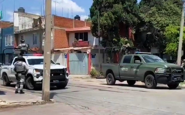 ¡Otro más! Abandonan camioneta con 2 cadáveres cerca del Mercado Hidalgo, en la ciudad de Puebla