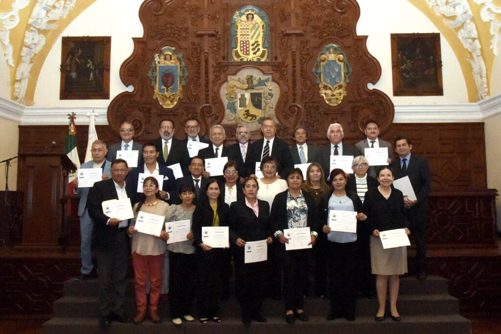 BUAP | Generación 1974-1976 de la Preparatoria Benito Juárez García recibe reconocimientos