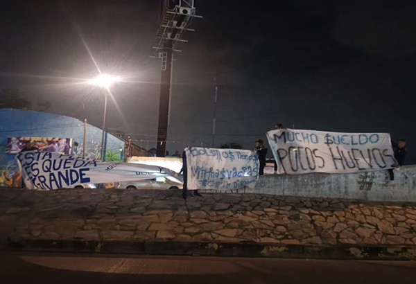 Afición del Club Puebla reclaman con mantas y consignas sus pésimos